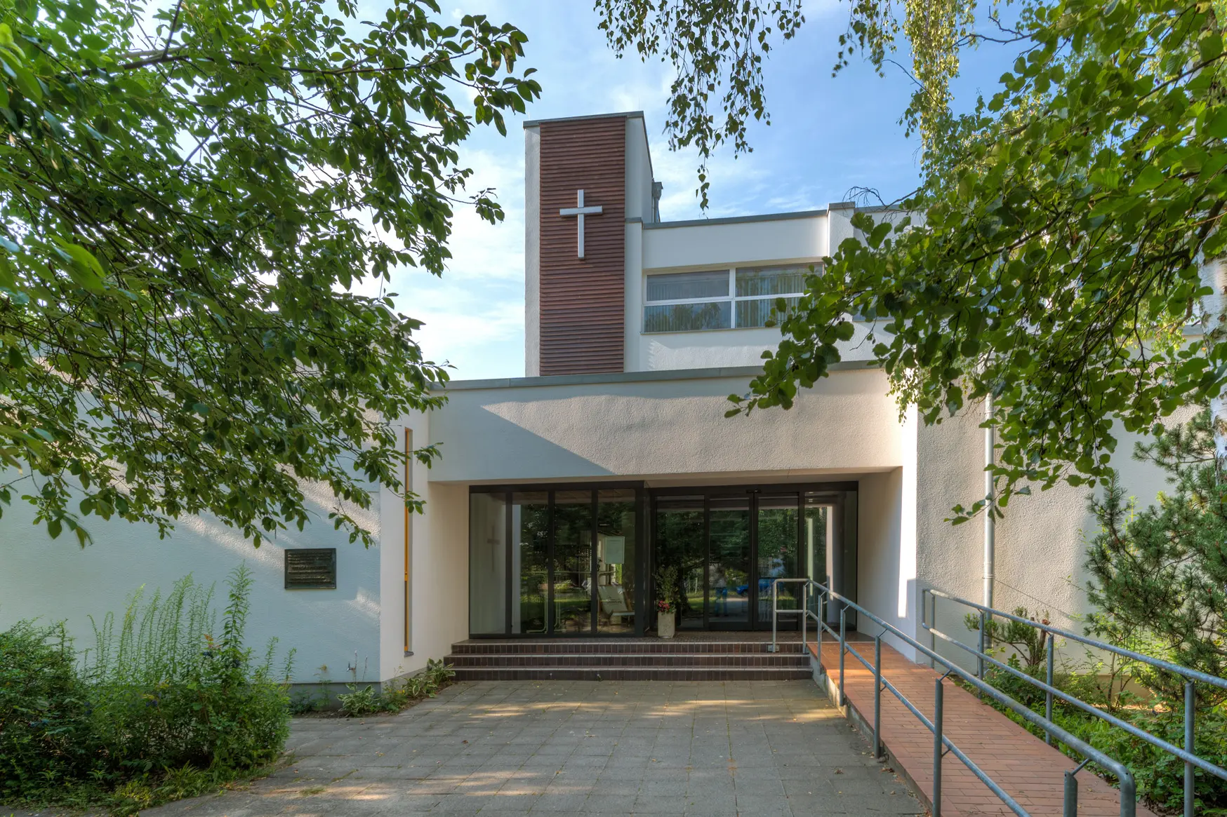 Eingang zum Gemeindezentrum der Ev. Dietrich-Bonhoeffer-Kirchengemeinde