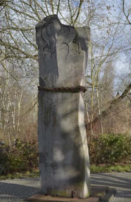Basaltlava-Stele "Säule der Gefangenen" (Foto: Reiner Kolodziej)