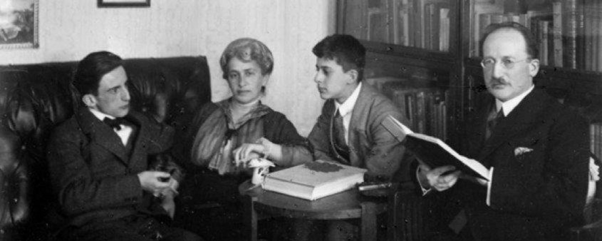 Alfred und Margarete Salomon mit ihren beiden Söhnen in der Bibliothek ihres Hauses