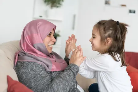 Muslimische Mutter und Tochter, die Spaß haben