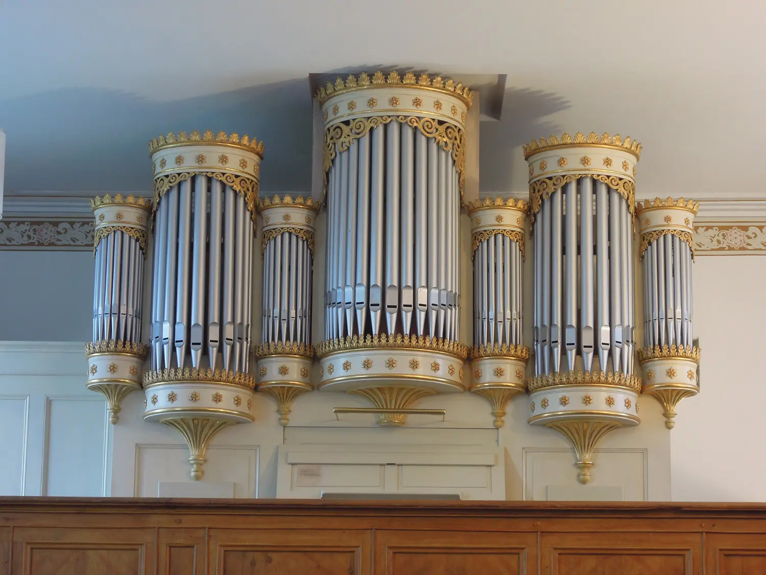Die Orgel in Blindow in der Uckermark nördlich von Prenzlau erbaute August Buchholz 1849. Typisch für ihn ist die Anordnung der Prospektpfeifen in halbrunden Türmen / Foto: Michael Zagorni 