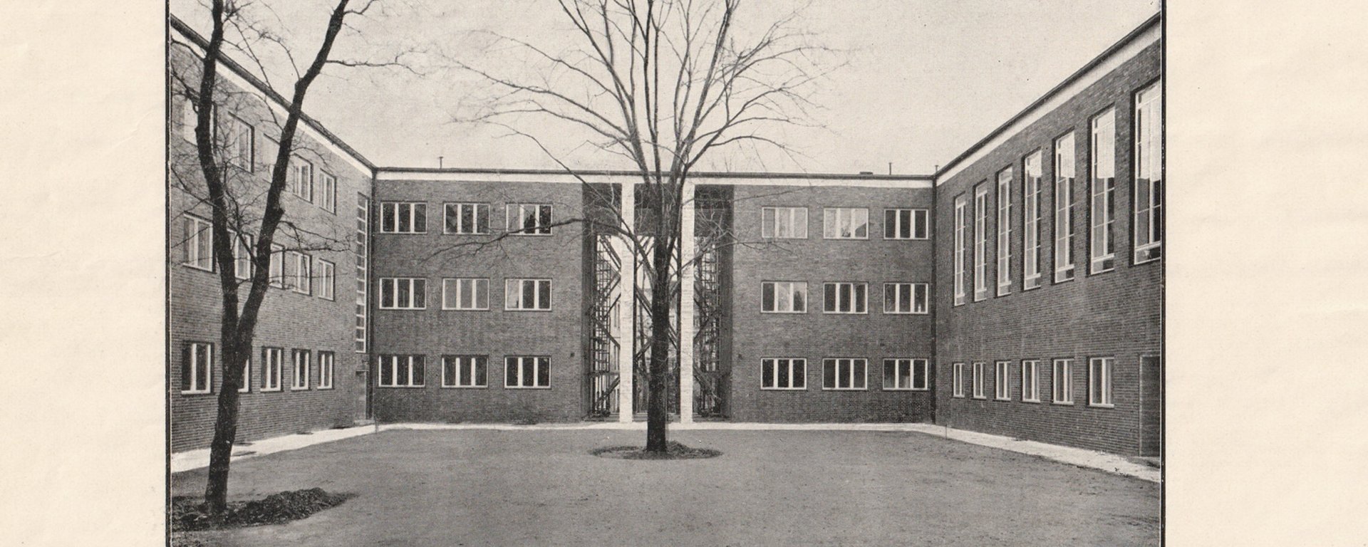 Postkarte 1930 mit Benennung der Architekten: Gemeindehaus der Matthäus-Kirchengemeinde von der Kirche aus gesehen.