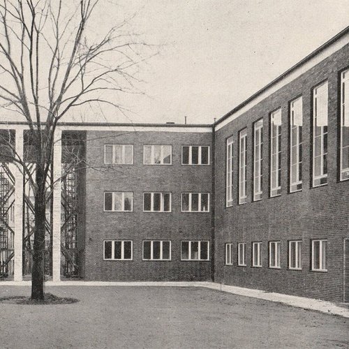 Postkarte 1930 mit Benennung der Architekten: Gemeindehaus der Matthäus-Kirchengemeinde von der Kirche aus gesehen.