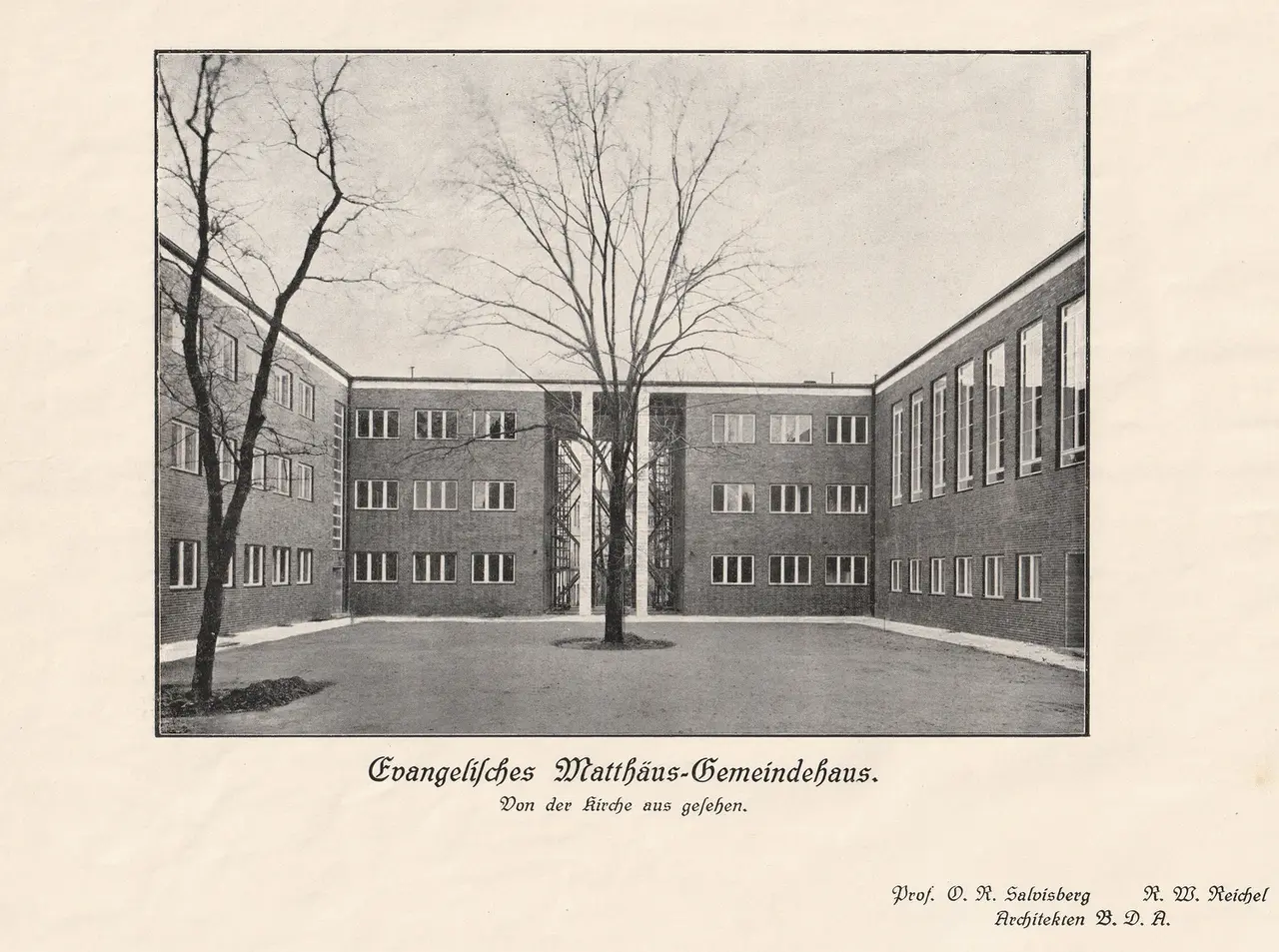 Postkarte 1930 mit Benennung der Architekten: Gemeindehaus der Matthäus-Kirchengemeinde von der Kirche aus gesehen.