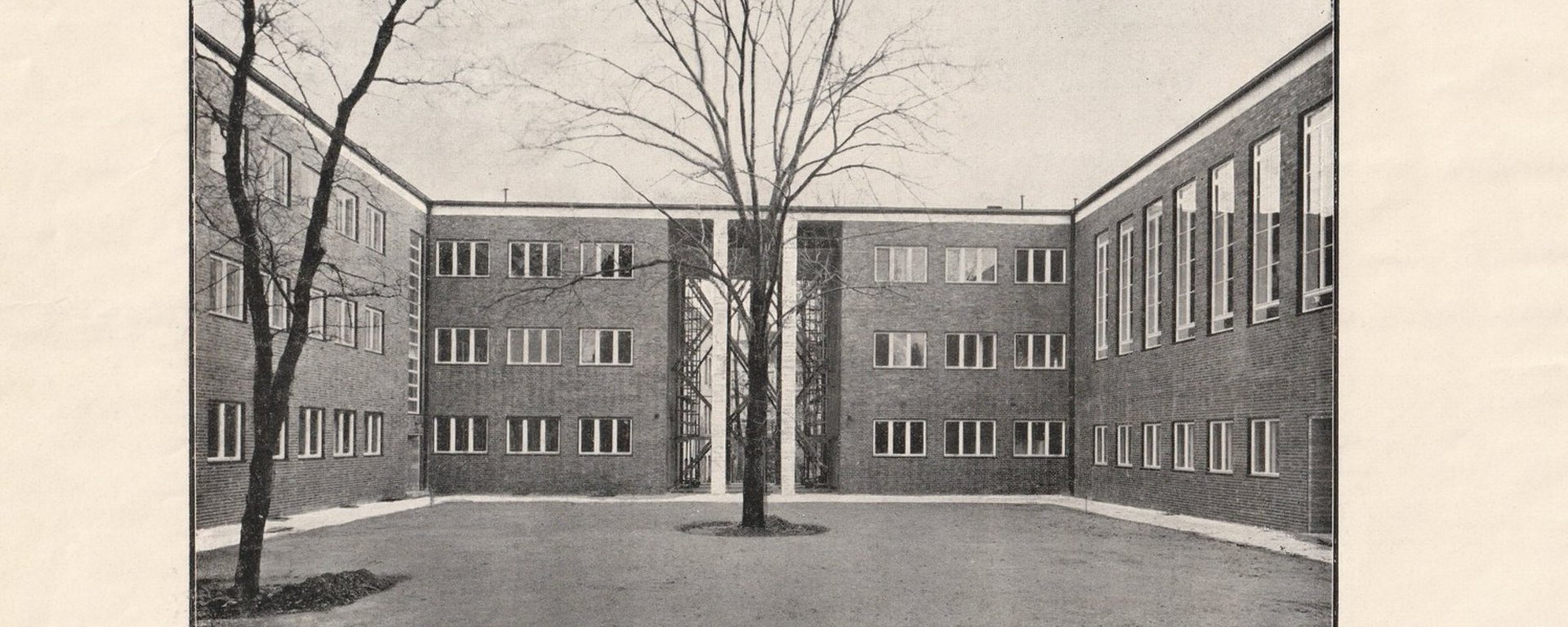Postkarte 1930 mit Benennung der Architekten: Gemeindehaus der Matthäus-Kirchengemeinde von der Kirche aus gesehen.