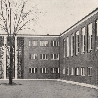Postkarte 1930 mit Benennung der Architekten: Gemeindehaus der Matthäus-Kirchengemeinde von der Kirche aus gesehen.