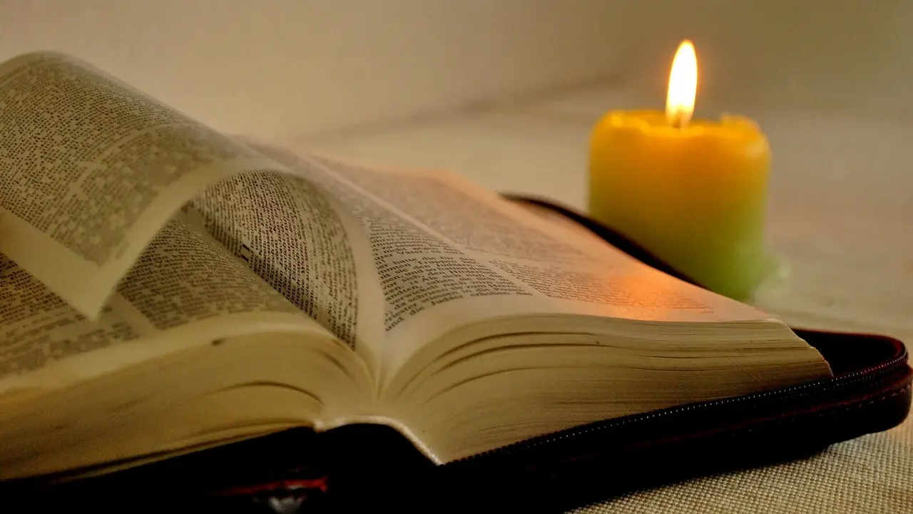 Aufgeschlagene Bibel und eine Kerze