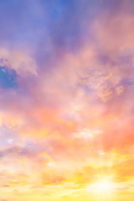 Sonnenaufgang am Himmel färbt die Wolken in zarten Tönen