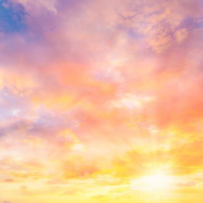 Sonnenaufgang am Himmel färbt die Wolken in zarten Tönen