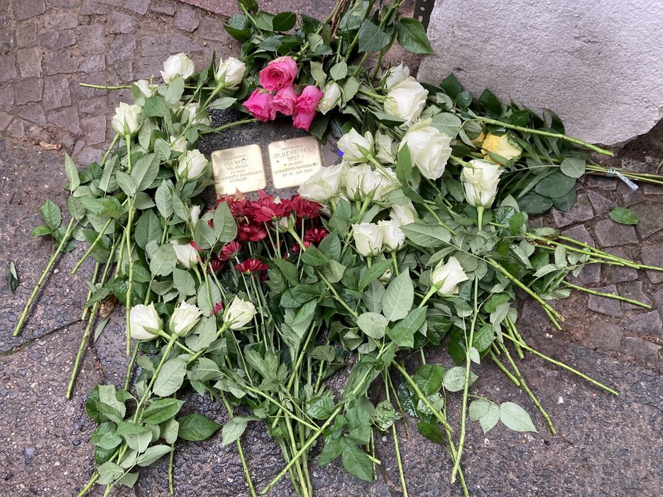 Blumen anlässlich der Stolpersteinverlegung am 19. Oktober 2023 in der Geraer Straße 43