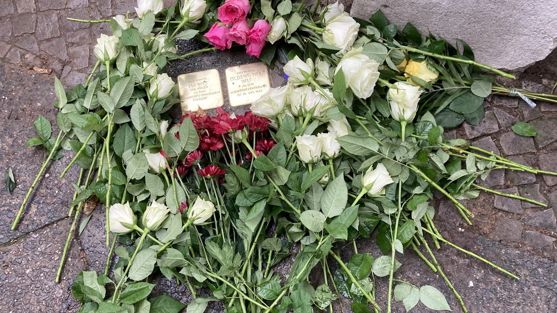 Blumen anlässlich der Stolpersteinverlegung am 19. Oktober 2023 in der Geraer Straße 43 