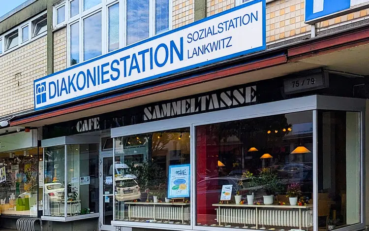 Eingang zur Diakonie-Station Lankwitz, zum Café Sammeltasse und zur Haltestelle Diakonie in der Lankwitzer Kaiser-Wilhelm-Straße im Jahr 2024