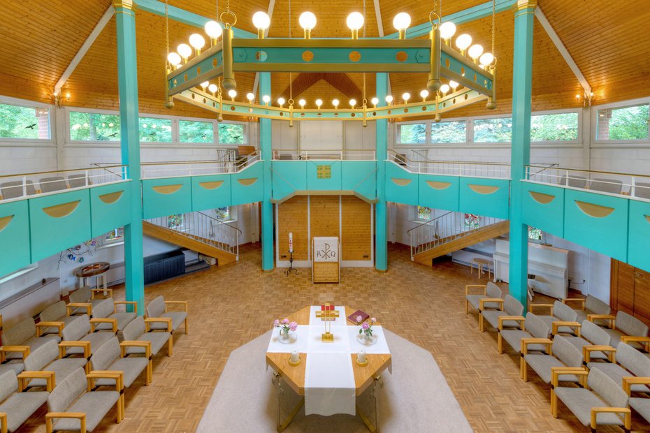 Innenraum der Joh.-Seb.-Bach-Kirche in Berlin-Lichterfelde