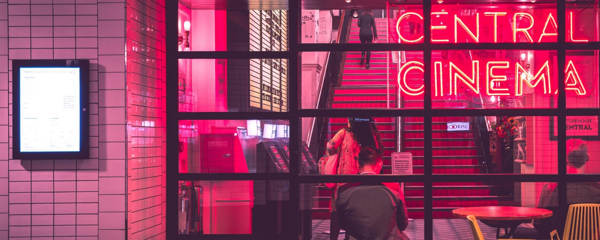 Blick in ein rot ausgeleuchtetes Kinofoyer