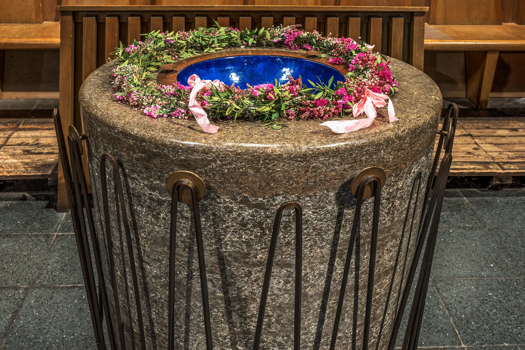 Taufstein mit blau emaillierten Taufschale und Blumenkranz in der Matthäuskirche in Berlin-Steglitz