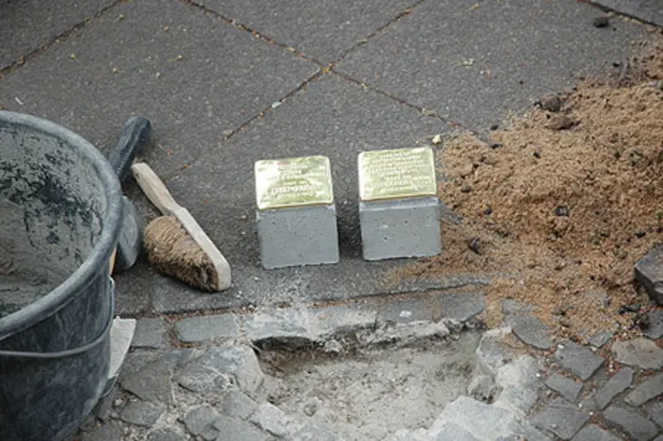 Verlegung von zwei Stolpersteinen