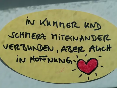 Moderationskarte: In Kummer und Schmerz verbunden, aber auch in Hoffnung.