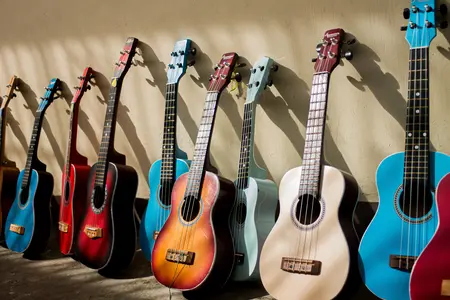 Gitarren in verschiedenen Farben an einer Wand