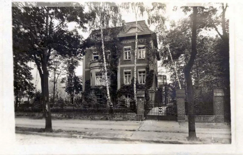Das Haus in der Corneliusstraße 13 wurde im August 1943 durch Bomben zerstört und brannte völlig aus. An seiner Stelle entstand Mitte der 1950er Jahre ein neues Haus mit dem gleichen Grundriss und identischen Stockwerken
