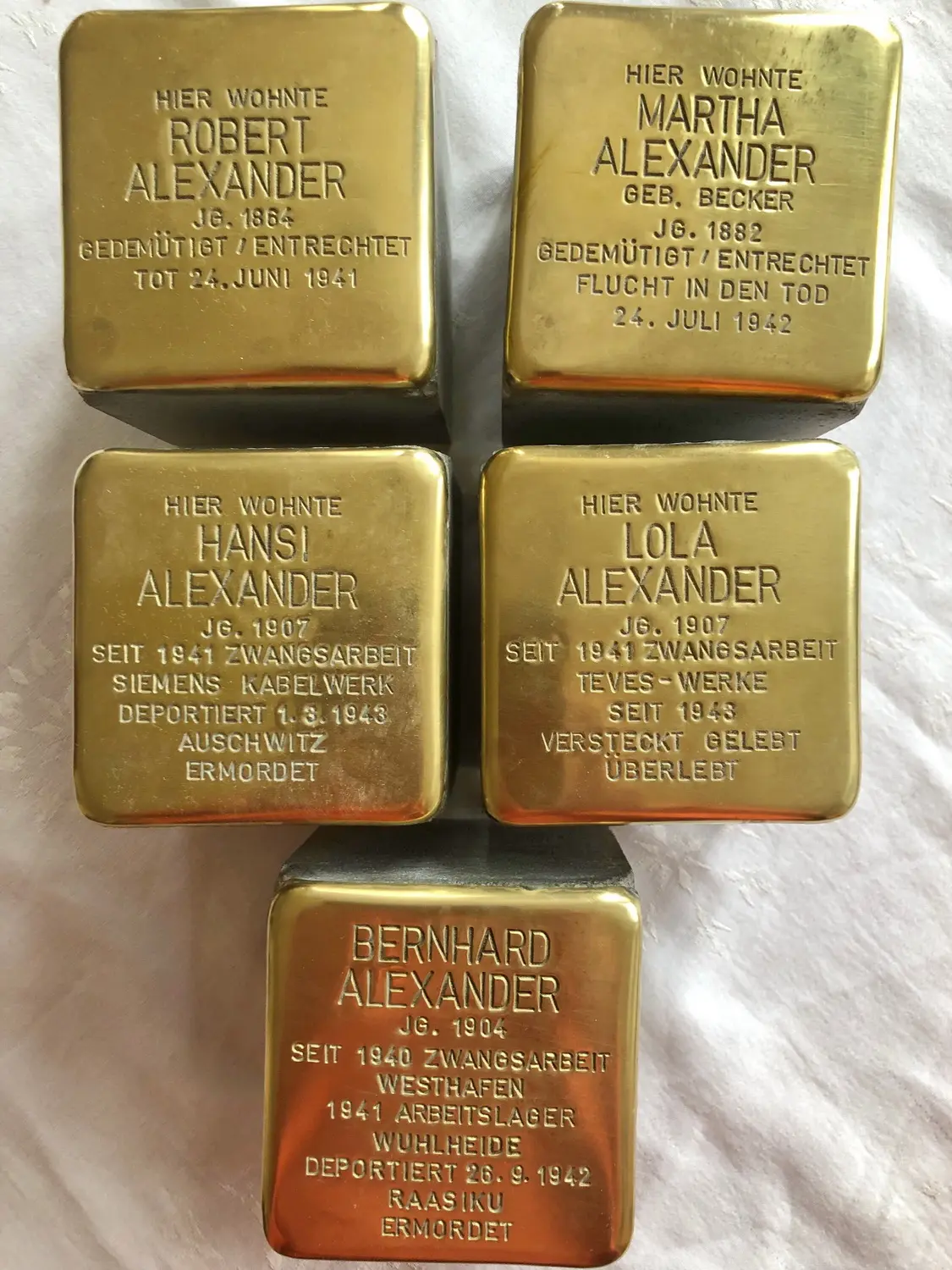 Stolpersteine vor der Verlegung für Familie Alexander