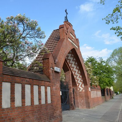 Eingangstor zum Friedhof Lankwitz in der Malteserstraße