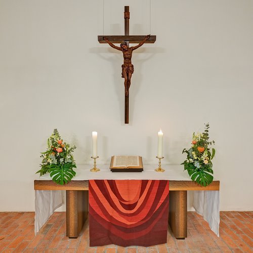 Altar in der Dorfkirche Lichterfelde am Hindenburgdamm