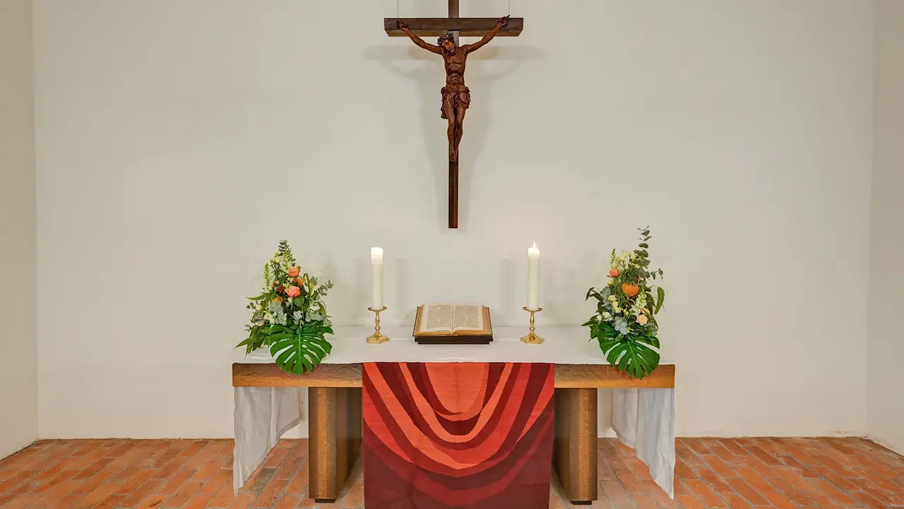 Altar in der Dorfkirche Lichterfelde am Hindenburgdamm