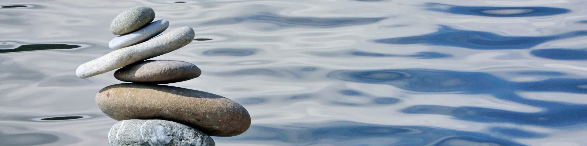 gestapelte Steine im Wasser