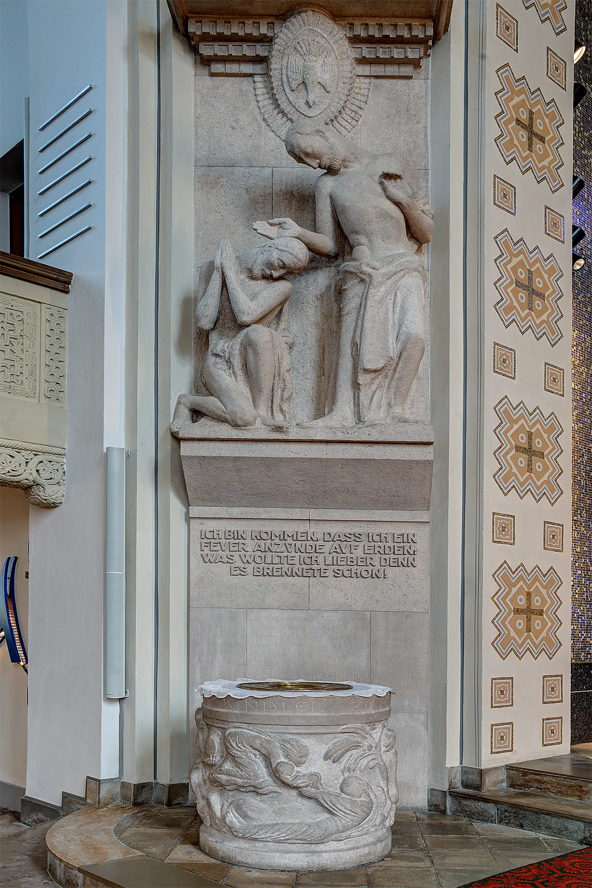 Plastische Darstellung der Taufe Jesu durch Johannes oberhalb des Taufsteines in der Steglitzer Lukas-Kirche