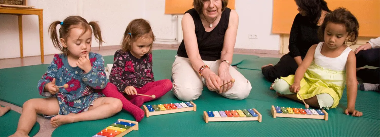 Kleine Kinder machen Musik