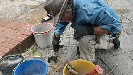 Gunter Demnig verlegt einen Stolperstein