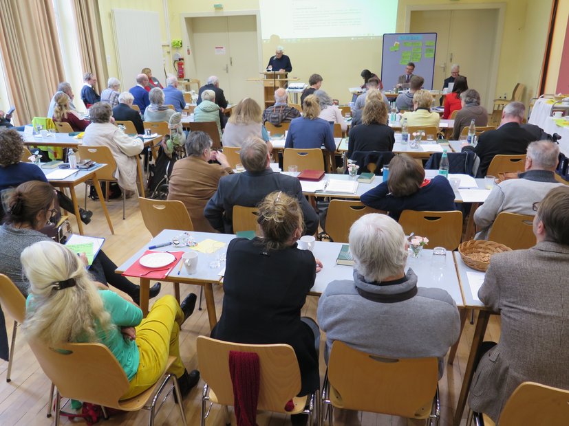 Rückenansicht des Plenums der Kreissynode