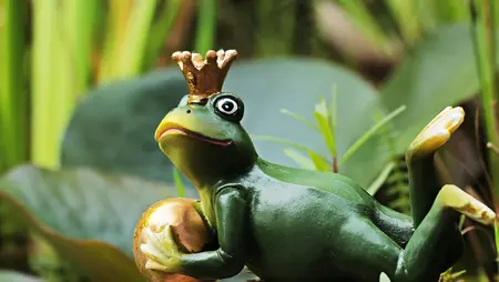 Figur Frosch mit goldener Kugel