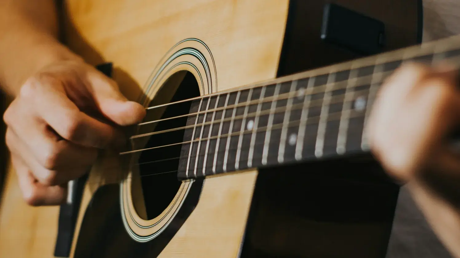 Eine Person spielt Gitarre.