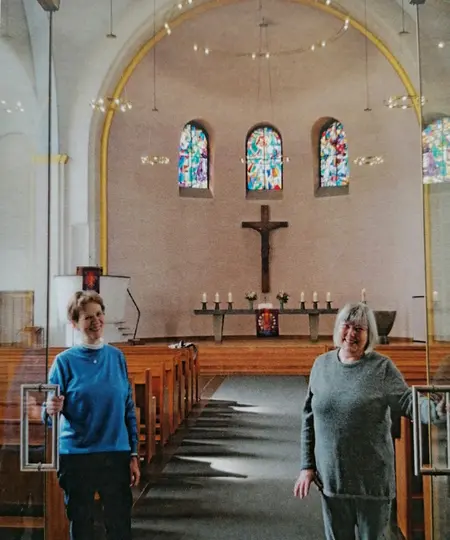 Kristina Ebbing und Christa Pirwaß öffnen die Tür zur Markus-Kirche