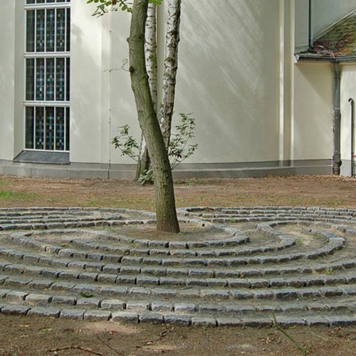 Außenansicht Kirche Südende mit Labyrinth