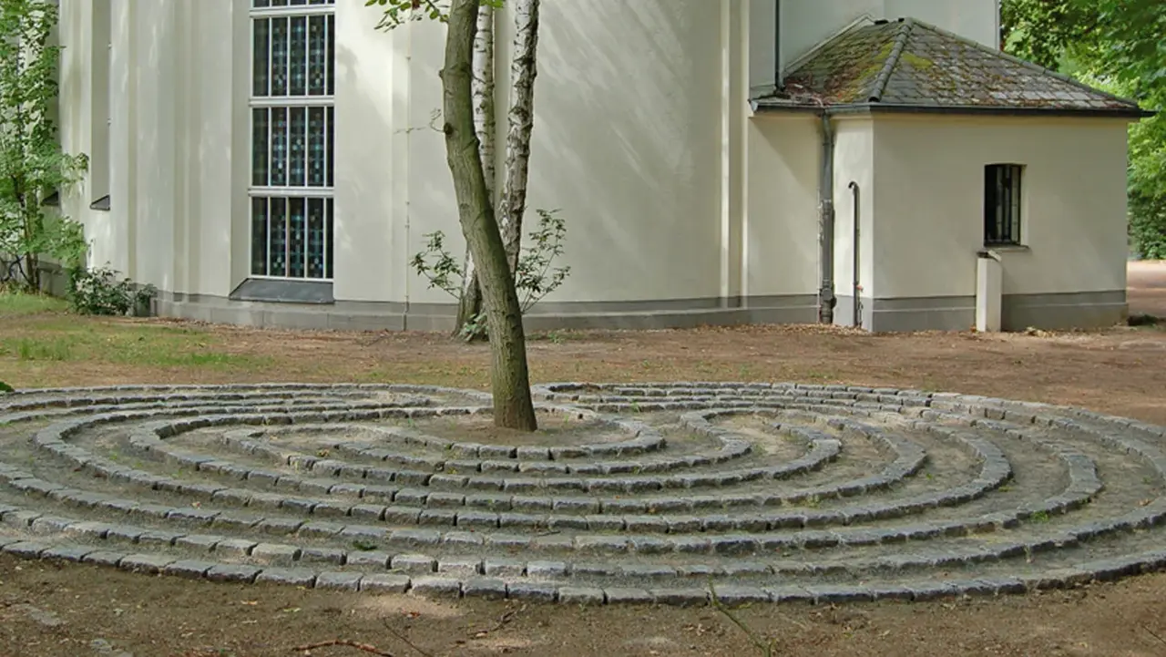 Außenansicht Kirche Südende mit Labyrinth
