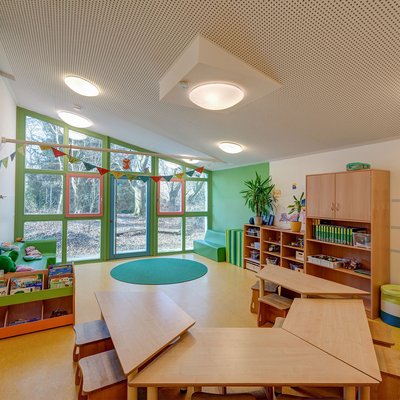 Raum in der Kita Lindenhof mit Blick in den Garten