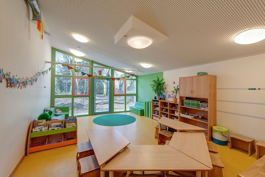 Raum in der Kita Lindenhof mit Blick in den Garten