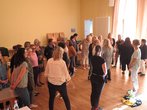 Gruppe von pädagogischen Fachkräften bewegt sich bei einem Fachtag im Raum