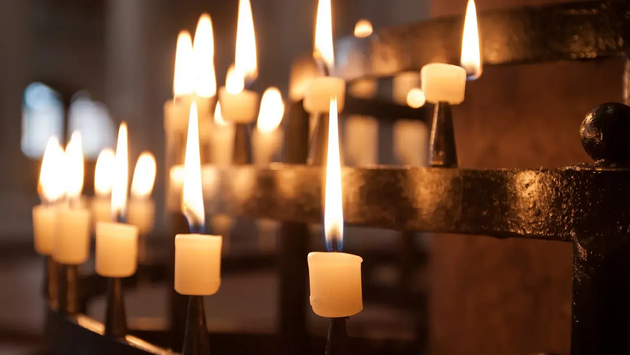 Kerzenlichter in der Kirche