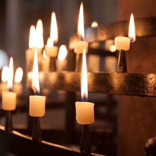 Kerzenlichter in der Kirche