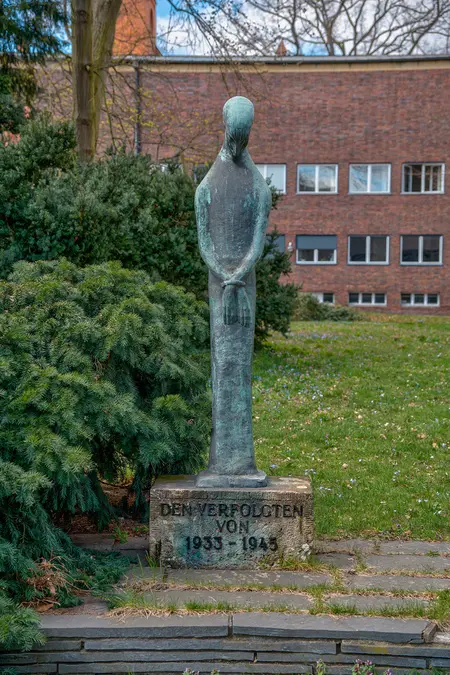 Mahnmal für die Verfolgten von 1933–1945 vor der Matthäus-Gemeinde Steglitz