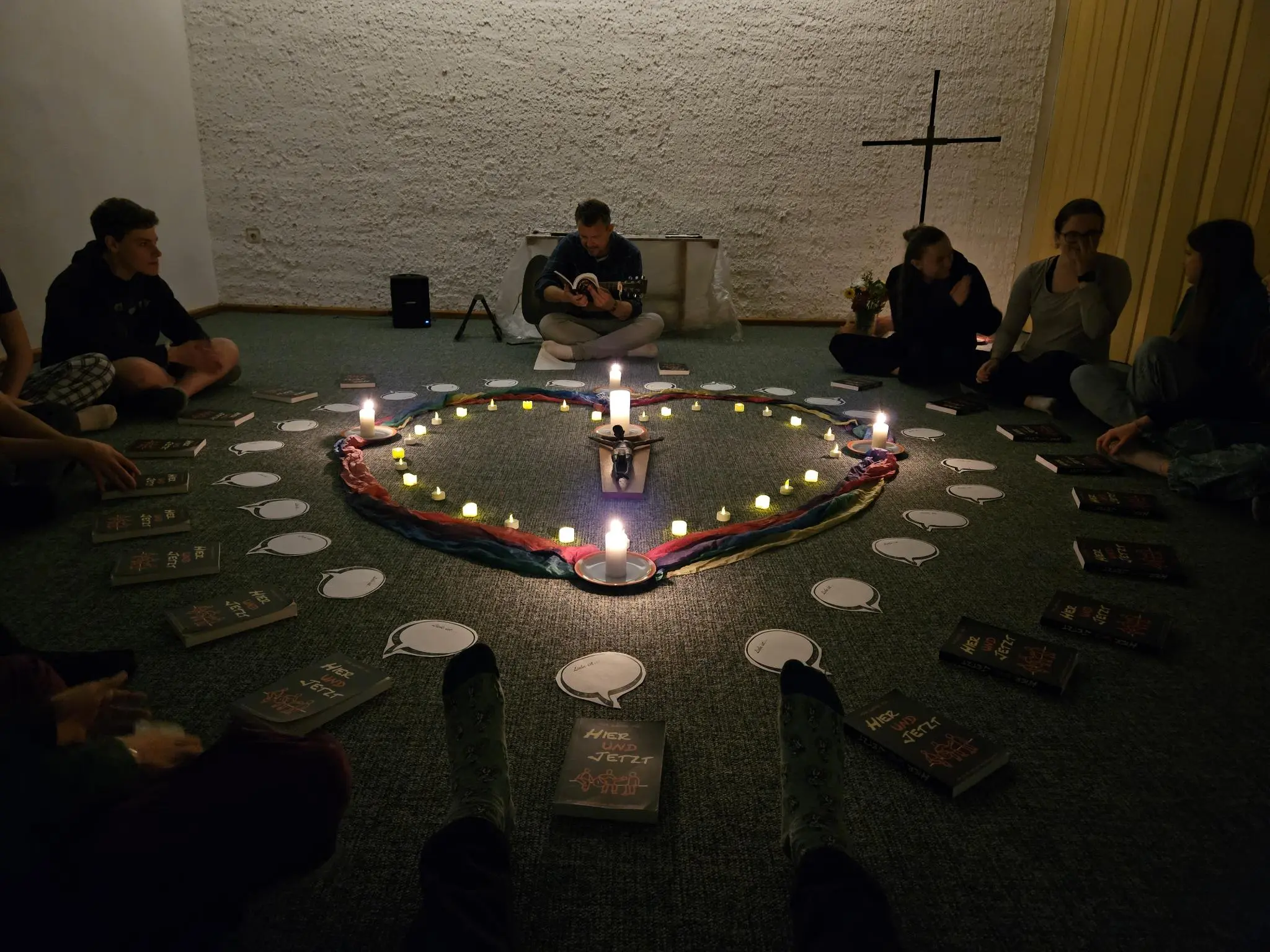 Andacht beim Jugendleiter*innen-Seminar: großes Herz aus Kerzen in der Mitte
