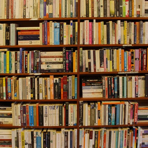 prall gefüllte Bücherregale