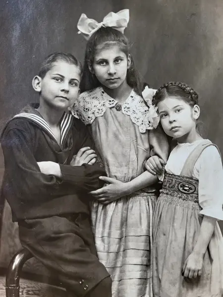 Die Geschwister Hans Erich, Irmgard und Gerda Meyer ca. 1915