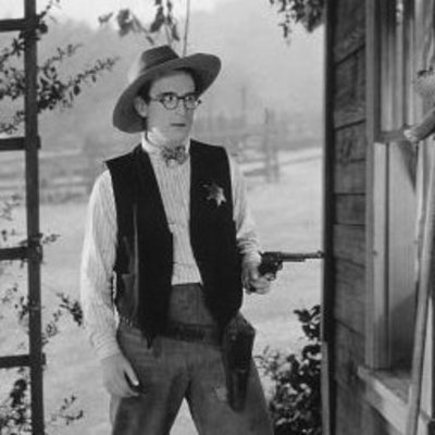 Filmszene: Harold Hickory als Sheriff mit einer Pistole in der Hand