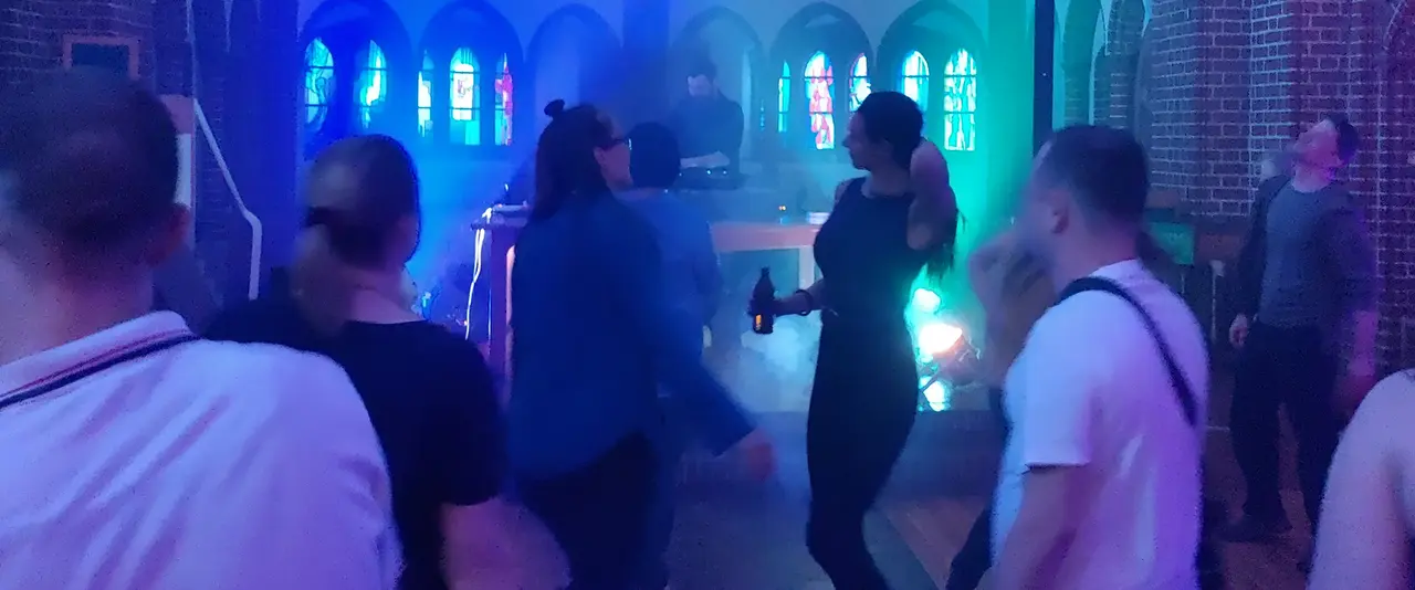 Tanzende in der blau ausgeleuchteten Dreifaltigkeitskirche