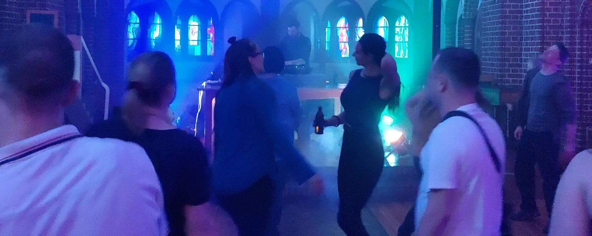 Tanzende in der blau ausgeleuchteten Dreifaltigkeitskirche
