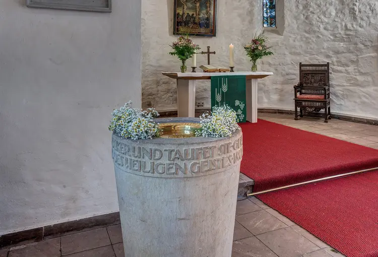 Taufstein in der Lankwitzer Dorfkirche (Foto: Klaus Böse, Kirchenkreis Steglitz)